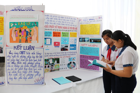 Các sản phẩm sáng tạo của học sinh khi đưa ứng dụng công nghệ thông tin vào học tập được trưng bày tại lễ ra mắt dự án.