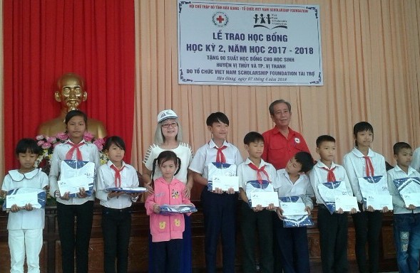 Bà Đỗ Thị Đào (VNSF) và ông Lê Thanh Trí (Chủ tịch Hội Chữ Thập đỏ tỉnh Hậu Giang) trao học bổng cho các em học sinh