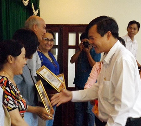 Ông Trương Cảnh Tuyên, Phó Chủ tịch UBND tỉnh Hậu Giang trao bằng khen ghi nhận sự đóng góp của các tổ chức phi chính phủ cho tỉnh Hậu Giang