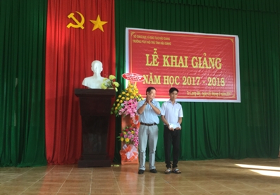 Ông Nguyễn Văn Kiểm, Tổng Thư ký Liên hiệp trao học bổng cho học sinh trường THPT Nội trú tỉnh Hậu Giang