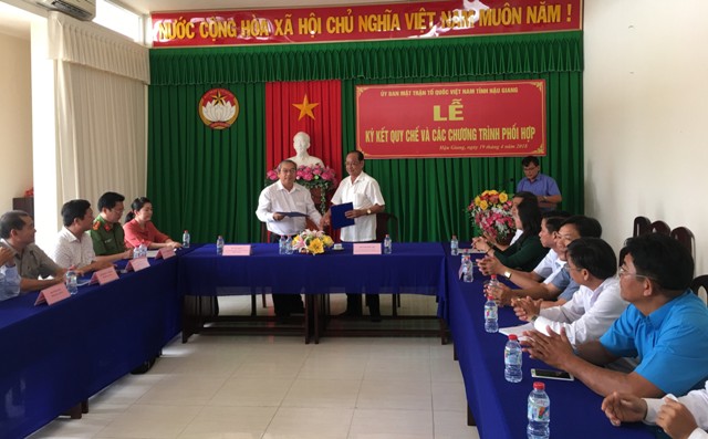 Ông Lê Văn Thao, Chủ tịch Liên hiệp các tổ chức hữu nghị tỉnh (trái) và ông Huỳnh Hữu Kế, Chủ tịch UBMTTQ Việt Nam tỉnh Hậu Giang