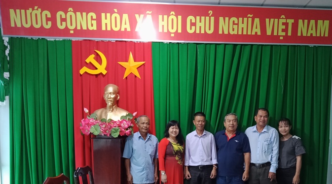 Các đại diện Sở, ngành tỉnh chụp hình chung với ông Đặng Văn Quốc Việt, đại diện Tổ chức AI (thứ 3, trái sang)