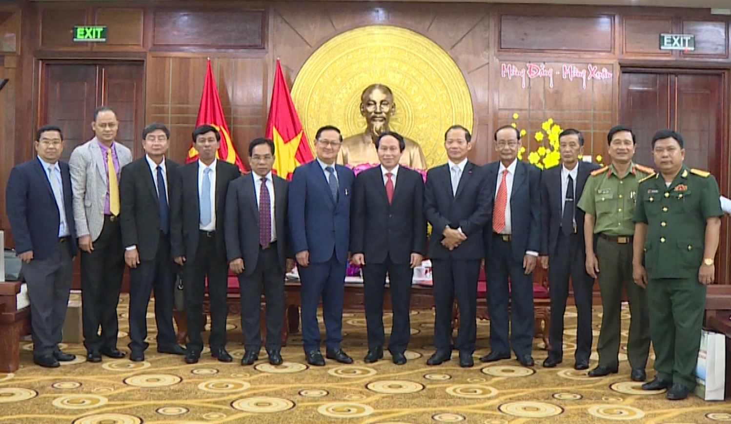 Thành viên Đoàn công tác chụp ảnh lưu niệm cùng lãnh đạo tỉnh Hậu Giang