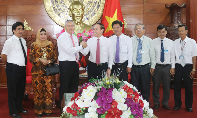 Chủ tịch UBND tỉnh Hậu Giang Lê Tiến Châu chụp hình lưu niệm cùng Ngài Hanif Salim