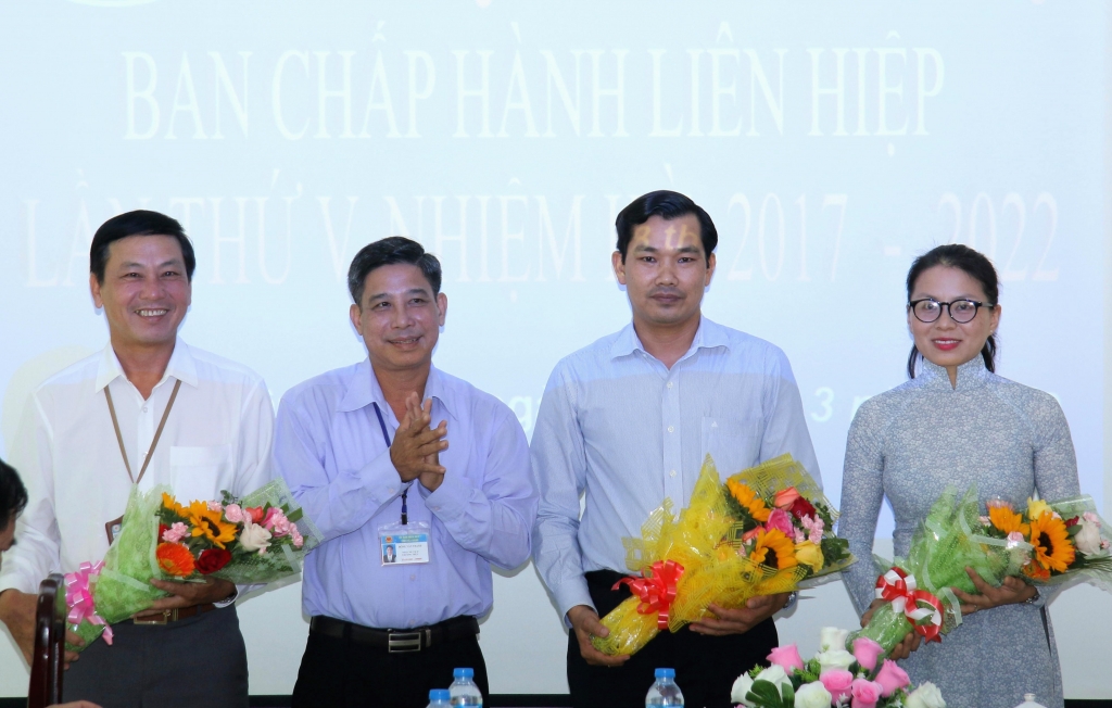 Ông Đồng Văn Thanh - Phó Chủ tịch UBND tỉnh Hậu Giang (thứ 2 từ trái sang) trao hoa chúc mừng các thành viên được Hội nghị bầu ra
