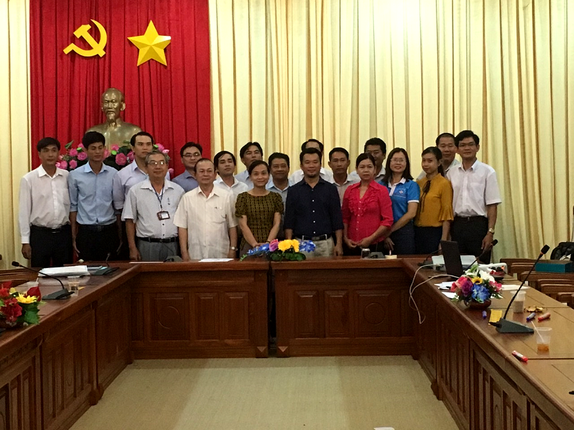 Ông Lê Văn Thao - Chủ tịch Liên Hiệp Hậu Giang (thứ 1, bên trái hàng đầu) và Thạc sĩ Trần Minh Hải - Giám đốc TTGDSKCĐ Tương Lai tại TP.HCM chụp ảnh lưu niệm cùng các học viên