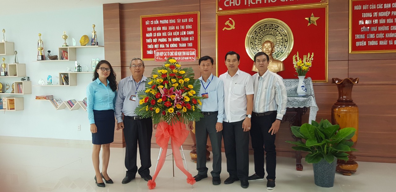 Ông Lê Văn Thao - Chủ tịch Liên Hiệp Hậu Giang (thứ 2,bên trái) cùng Thường trực Liên Hiệp chụp ảnh lưu niệm với Lành đạo Đài PTTH Hậu Giang