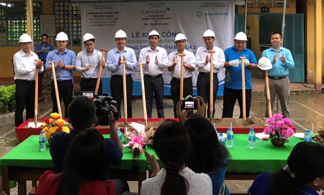 Mr.Le Minh Tuan - Vice chairman of Hau Giang province Union of Friendship Organizations, the leader of Phung Hiep district and the sponsor performed the groundbreaking ceremony