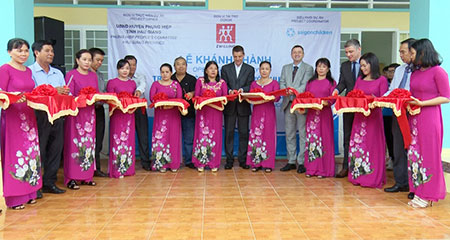 Ông Lê Văn Thao -  Chủ tịch Liên Hiệp Hậu Giang (thứ 4, từ trái sang) cùng đại diện công ty Zwilling và tổ chức SCC cắt băng khánh thành