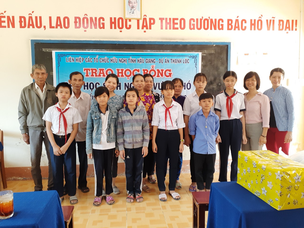 Học sinh nghèo vượt khó nhận học bổng của Tổ chức Dự án Thạnh Lộc