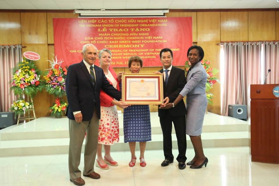 Ông Đôn Tuấn Phong (thứ 2 từ phải sang) trao tặng Huân chương Hữu nghị cho tổ chức EMWF