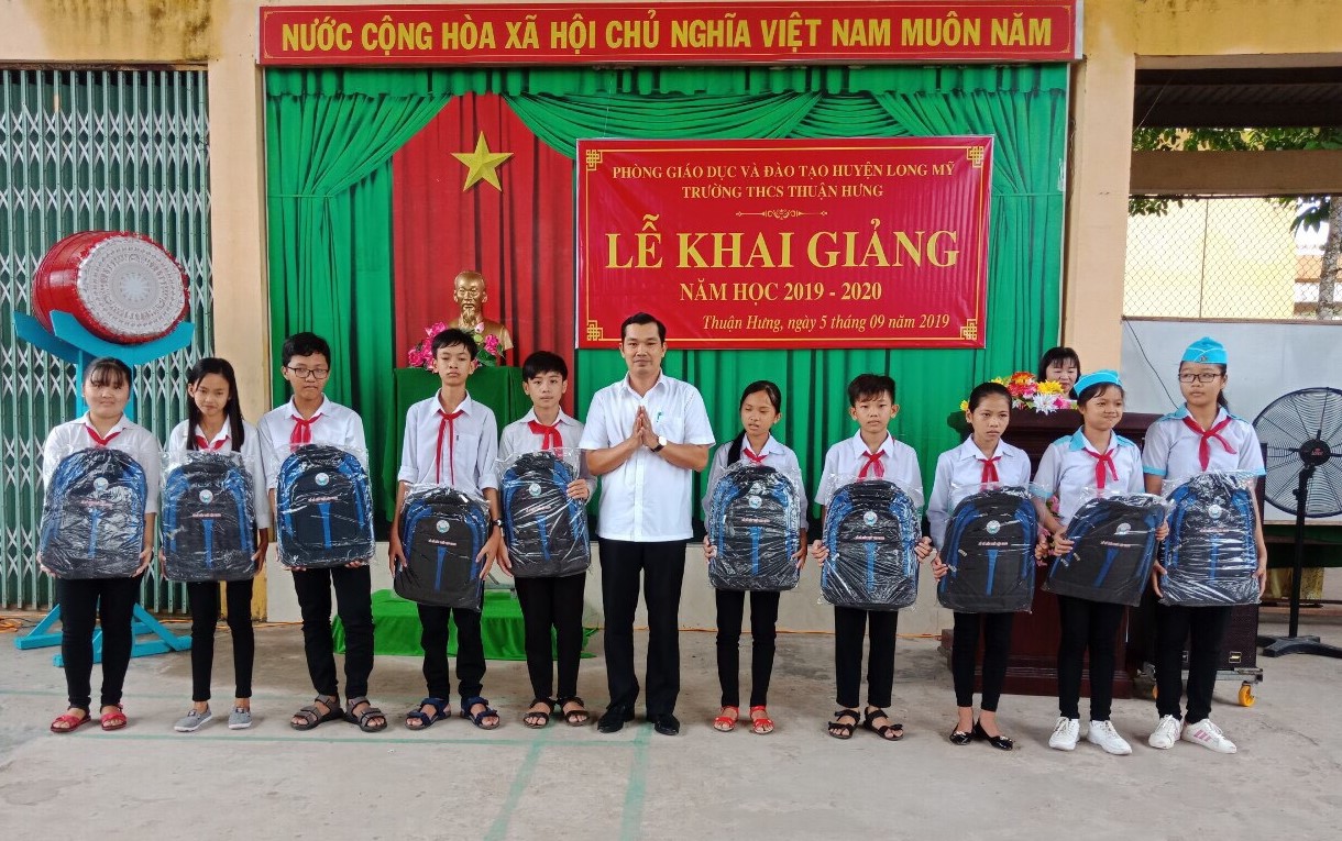 Ông Lê Minh Tuấn-Phó Chủ tịch Liên hiệp Hậu Giang trao quà năm học cho các em trường THCS Thuận Hưng, huyện Long Mỹ