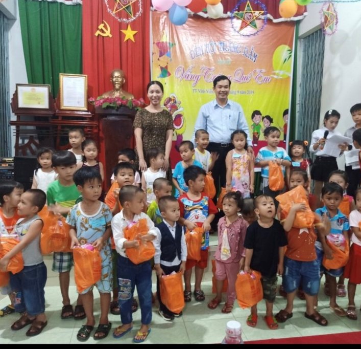 Ông Lê Minh Tuấn - Phó Chủ tịch Liên Hiệp Hậu Giang trao quà trung thu cho các em học sinh tại thị trấn Vĩnh Viễn, huyện Long Mỹ