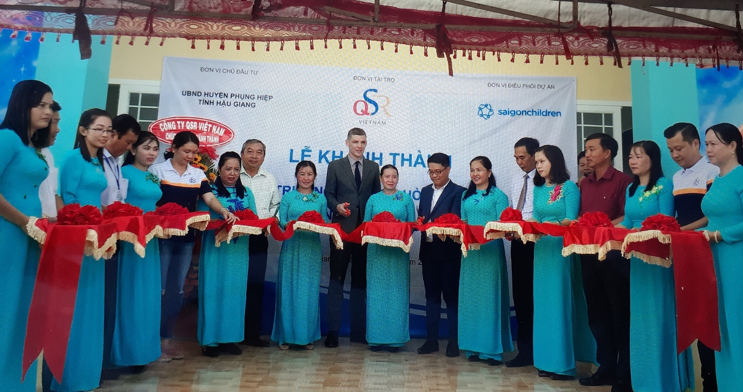 Mr. Le Van Thao - Chairman of Hau Giang Union (8th from the left) with Saigonchildren and sponsors ribbon-cutting ceremony