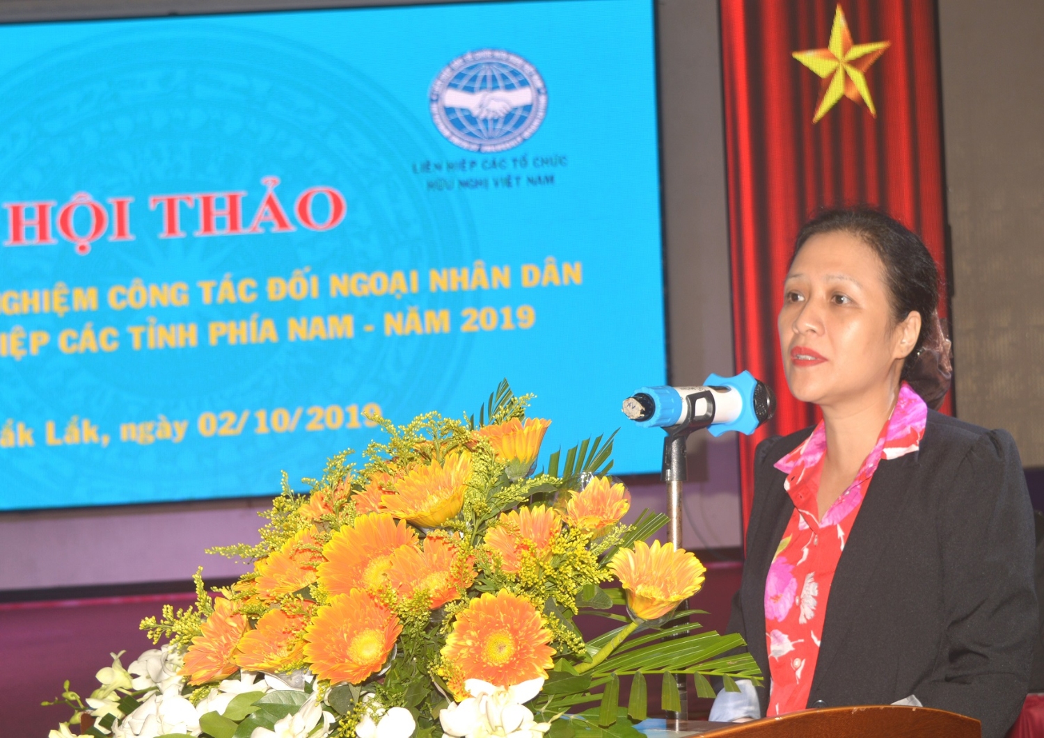 Bà Nguyễn Phương Nga – Bí thư Đảng đoàn, Chủ tịch Liên hiệp các tổ chức hữu nghị Việt Nam phát biểu tại hội nghị