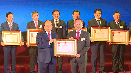Thủ tướng Chính phủ Nguyễn Xuân Phúc (bìa trái, hàng đầu) trao Huân chương Lao động hạng Nhất về công tác xây dựng NTM cho lãnh đạo tỉnh Hậu Giang.