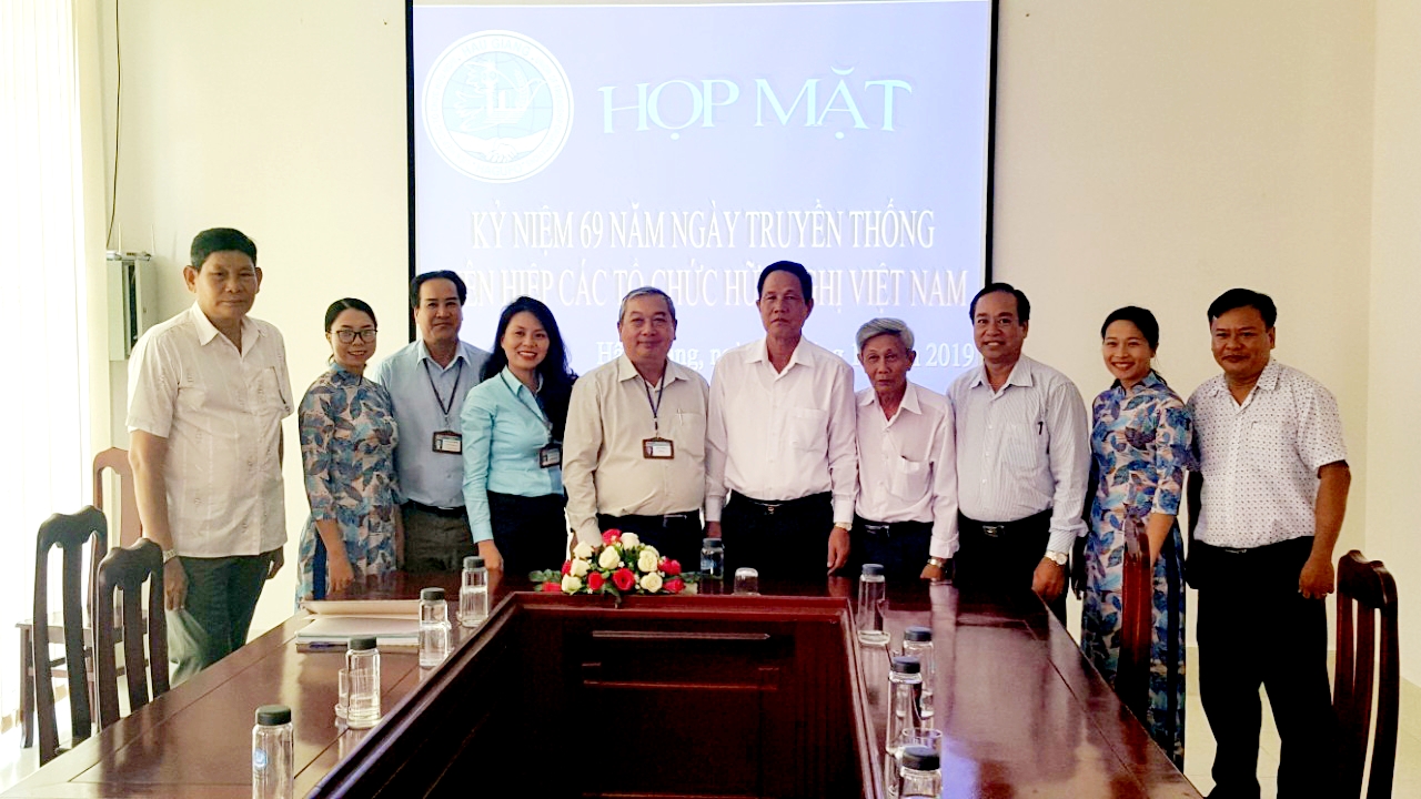 Ông Lê Văn Thao- Chủ tịch Liên hiệp Hậu Giang (thứ 5, từ trái sang) chụp ảnh lưu niệm cùng đại diện Lãnh đạo sở, ngành, Hội tại buổi họp mặt