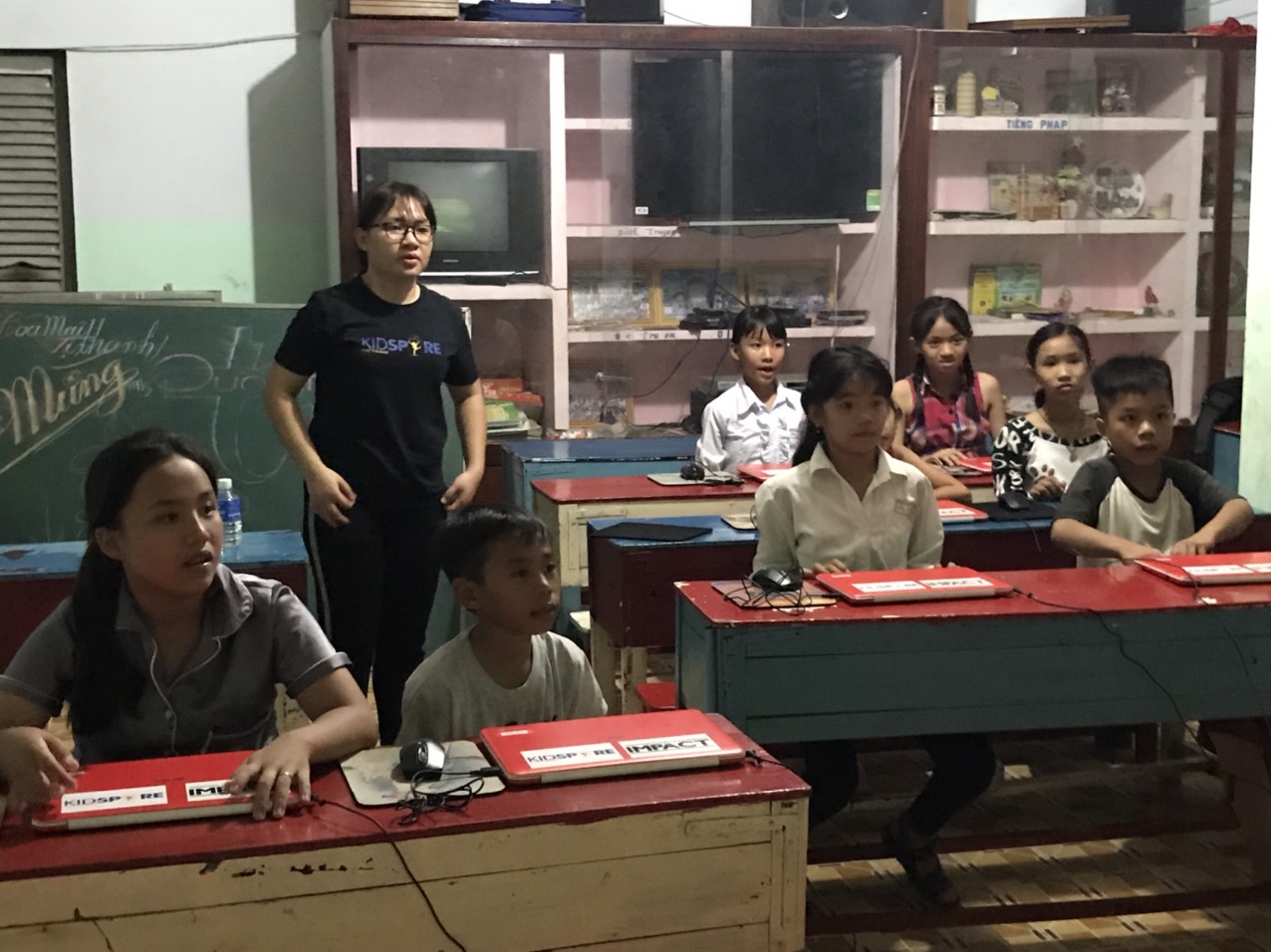 Buổi khai giảng lớp học vi tính tại Nhà nuôi trẻ Hoa Mai Vị Thanh