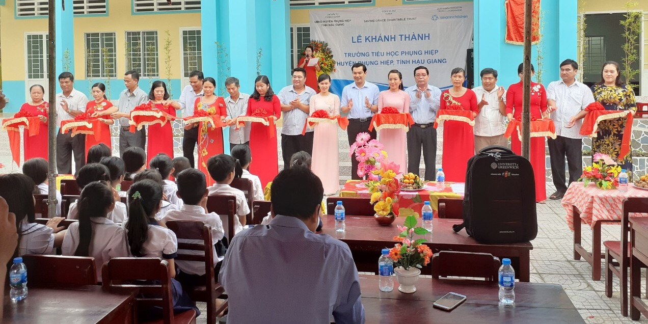 Ông Lê Minh Tuấn - Phó Chủ tịch Liên Hiệp Hậu Giang (thứ 8, từ phải sang) cùng Lãnh đạo địa phương và nhà tài trợ cắt băng khánh thành Trường Tiểu học Phụng Hiệp.