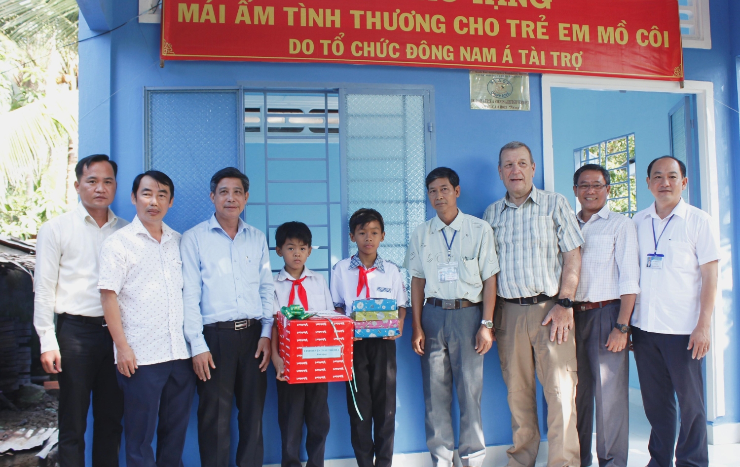 Mr. Dong Van Thanh - Vice Chairman of Hau Giang Provincial People's Committee (the third from the left) and Mr. John Michael Roberts - Executive Director of SEAOF (3rd, right) grant home for Nguyen Lam Tuong in Chau Thanh A district.
