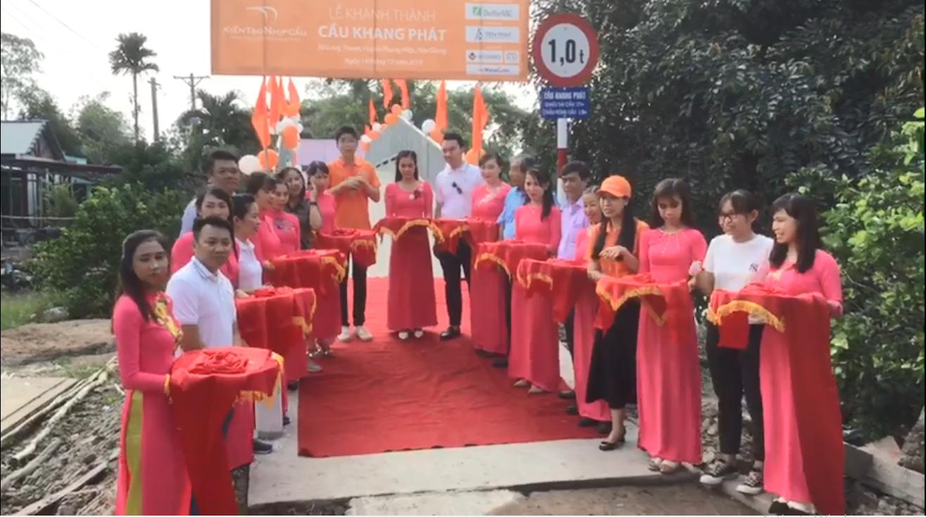 Bà Đinh Thị Nam Phương - Nhà sáng lập Quỹ thiện nguyện Nam Phương (đội nón,áo màu cam,thứ 4, từ phải sang) cùng lãnh đạo địa phương cắt băng khánh thành cầu Khang Phát, huyện Phụng Hiệp.