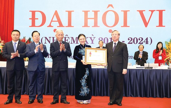 Thường trực Ban Bí thư Trung ương Đảng Trần Quốc Vượng trao Huân chương Lao động hạng nhất của Chủ tịch nước tặng tập thể Liên hiệp các tổ chức hữu nghị Việt Nam.