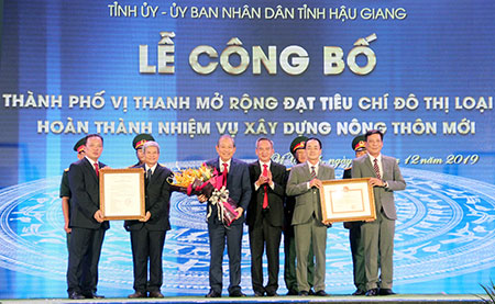Phó Thủ tướng Thường trực Chính phủ Trương Hòa Bình (thứ 3 từ trái sang) trao bằng công nhận đô thị loại II