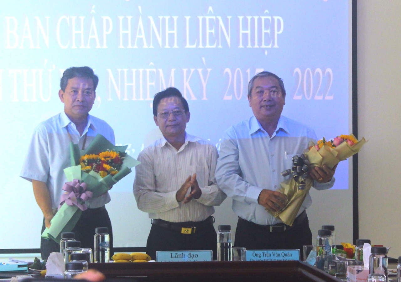 Ông Nguyễn Văn Nhân (bìa trái) nhận nhiệm vụ Chủ tịch Liên hiệp các tổ chức hữu nghị tỉnh Hậu Giang nhiệm kỳ 2017 - 2022.