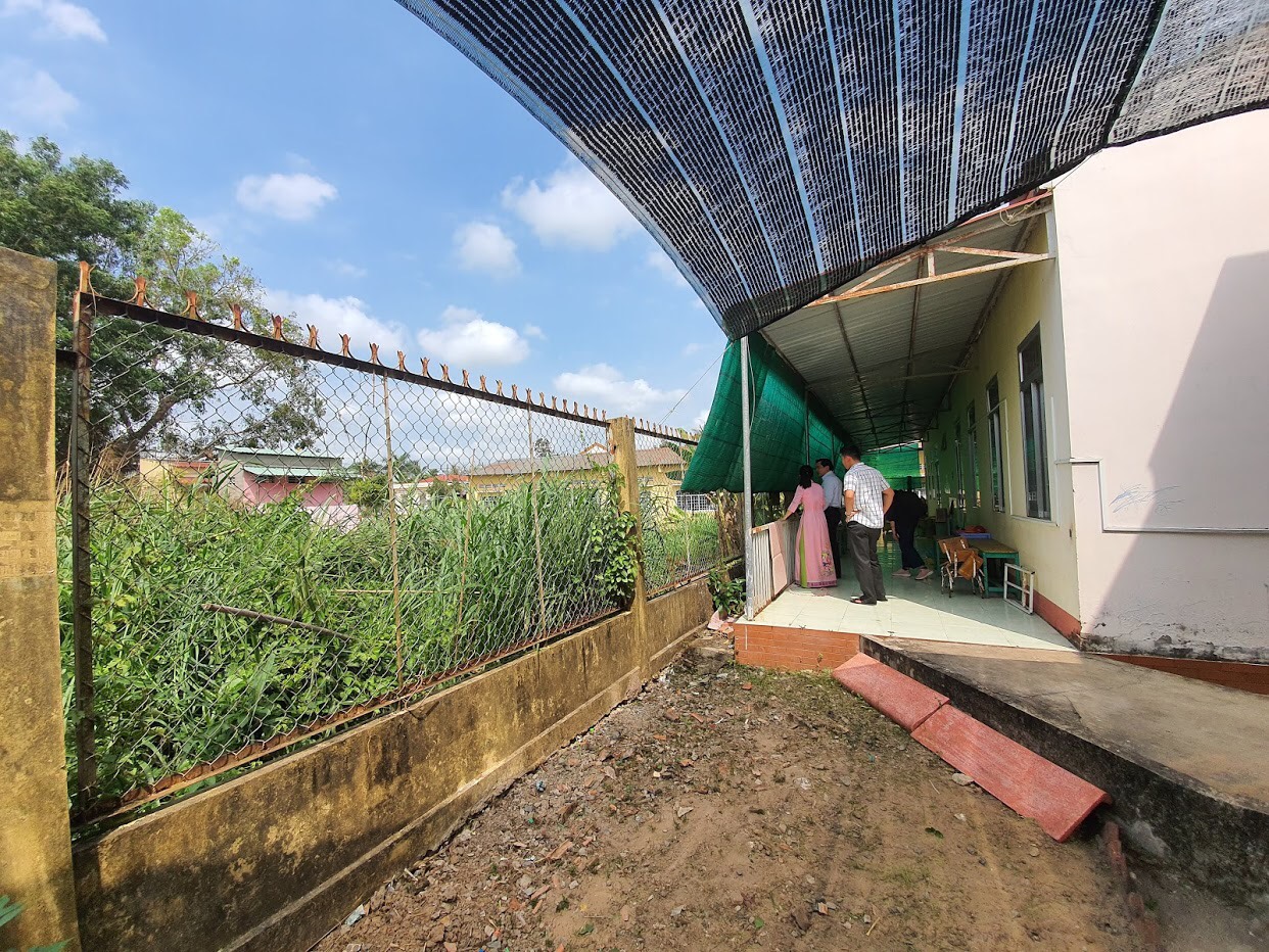 Lãnh đạo Liên hiệp Hậu Giang cùng Quỹ Dariu khảo sát dự án xây dựng trường học tại huyện Phụng Hiệp.