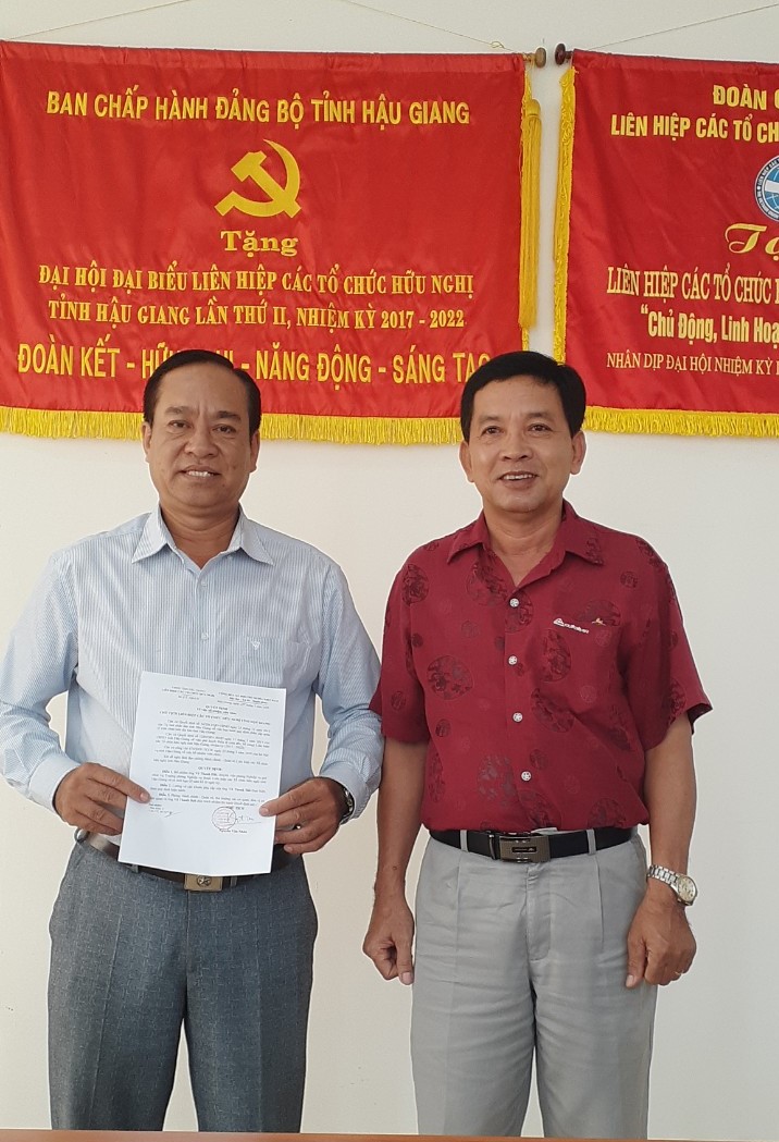 Ông Nguyễn Văn Nhân - Chủ tịch Liên hiệp Hậu Giang trao quyết định cho ông Võ Thanh Hải - Trưởng Phòng Nghiệp Vụ.