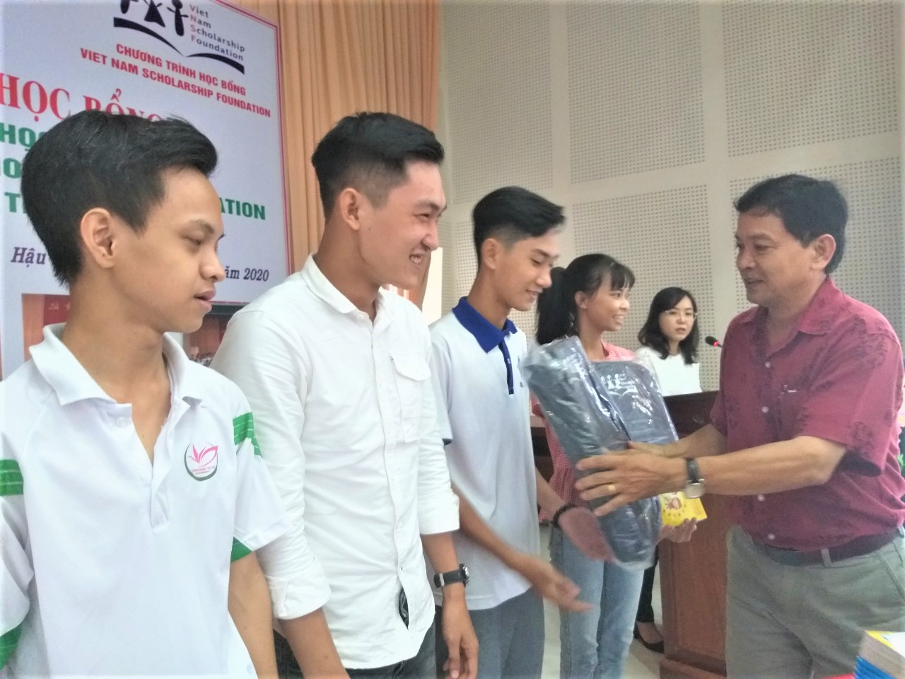 Ông Nguyễn Văn Nhân - Chủ tịch Liên hiệp Hậu Giang trao học bổng cho các học sinh khó khăn.