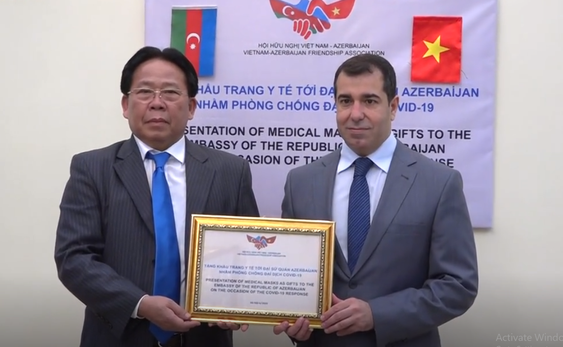 Ông Nghiêm Vũ Khải - Chủ tịch Hội hữu nghị Việt Nam - Azerbaljan tặng khẩu trang cho Đại sứ quán Azerbaljan tại Việt Nam phòng chống đại dịch Covid-19.