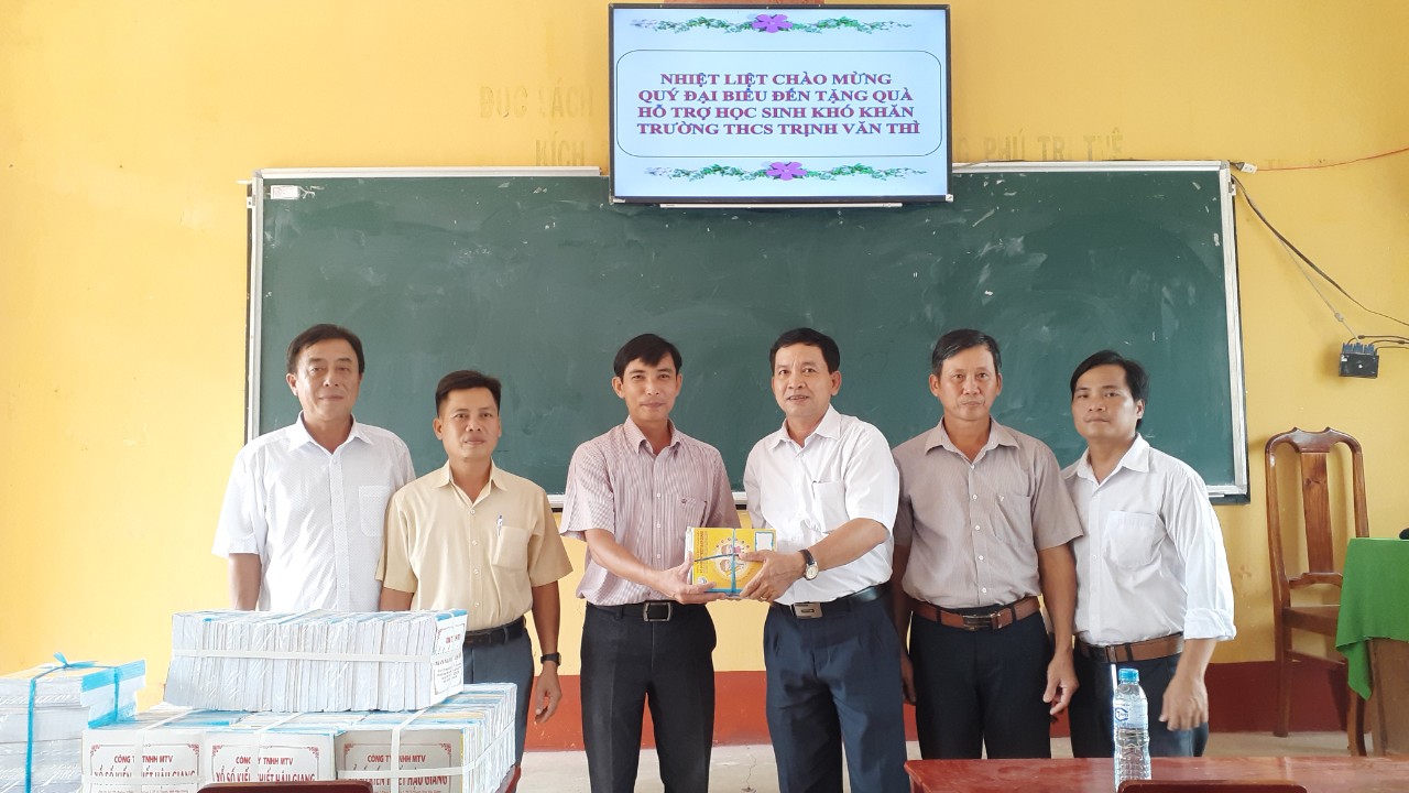 Ông Nguyễn Văn Nhân - Chủ tịch Liên hiệp Hậu Giang (thứ 3, từ phải sang) tặng quà cho học sinh nghèo trường THCS Trịnh Văn Thì, TX Long Mỹ.
