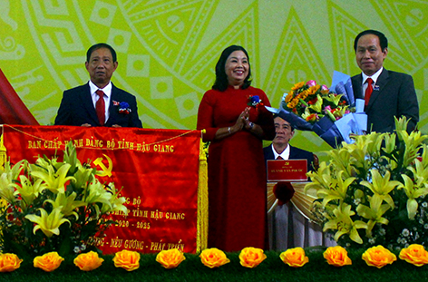 Ông Lê Tiến Châu (bìa phải), Phó Bí thư Tỉnh ủy, Chủ tịch UBND tỉnh, nhận hoa sau khi tặng bức trướng chúc mừng đại hội.