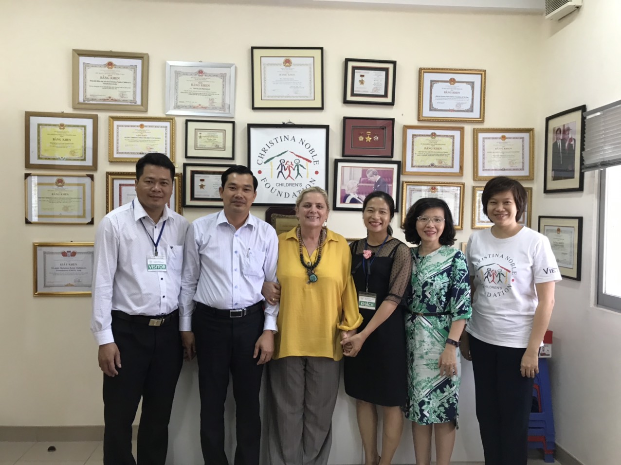 Ông Lê Minh Tuấn - Phó Chủ tịch Liên Hiệp Hậu Giang (thứ 2,từ trái sang) chụp ảnh lưu niệm cùng Bà Helenita Noble – Trưởng Văn phòng dự án của tổ chức CNCF.