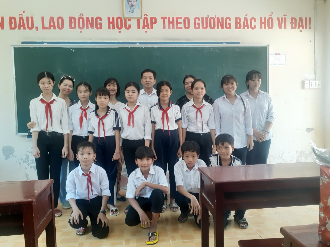 Ông Nguyễn Văn Nhân - Chủ tịch Liên hiệp Hậu Giang cùng bà Lê Thị Kim Ngân - Đồng sáng lập Tổ chức Thạnh Lộc trao học bổng cho học sinh nghèo.