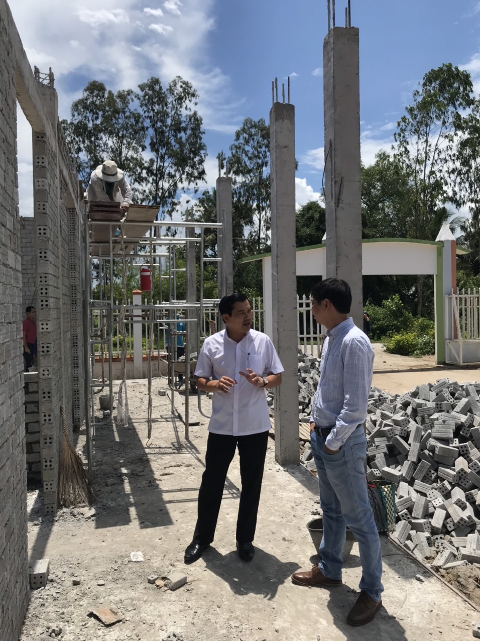 Ông Lê Minh Tuấn - Phó Chủ tịch kiêm Tổng thư ký Liên Hiệp Hậu Giang cùng ông Nguyễn Văn Thương - Phó Giám đốc Quỹ Dariu kiểm tra tiến độ công trình.