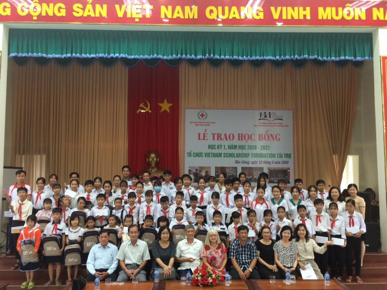 Tổ chức Viet Nam Scholarship Foundation (VNSF) trao học bổng cho học sinh vượt khó tỉnh Hậu Giang