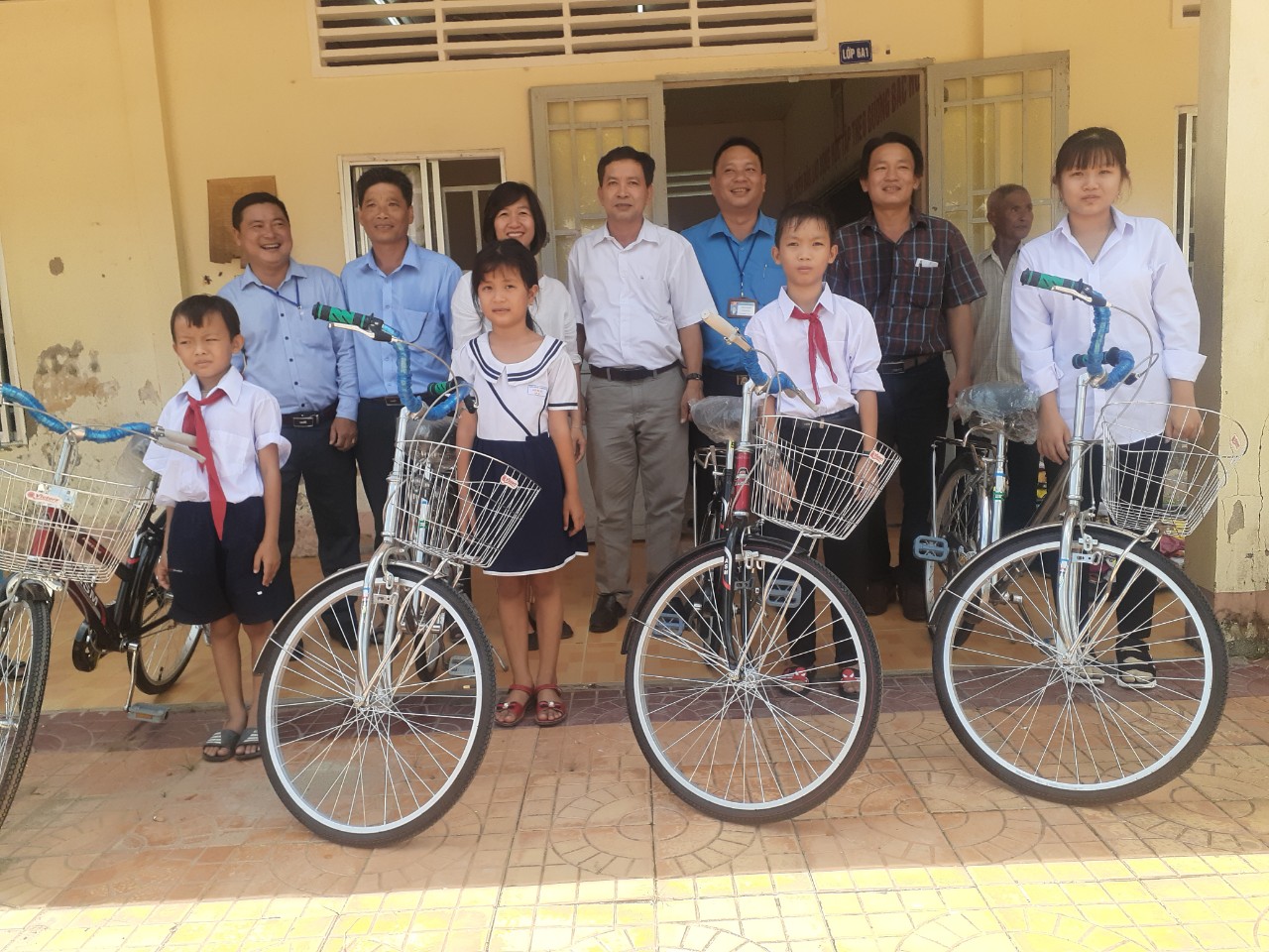 Ông Nguyễn Văn Nhân - Chủ tịch Liên hiệp Hậu Giang (thứ 4, từ trái sang) cùng Tổ chức Thạnh Lộc trao học bổng và xe đạp cho học sinh nghèo TP.Vị Thanh.