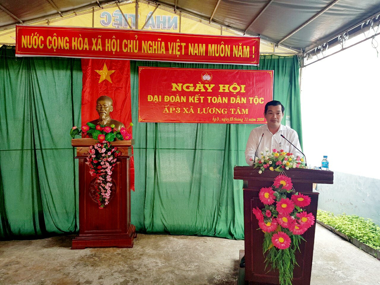 Ông Lê Minh Tuấn - Phó Chủ tịch, kiêm Tổng Thư ký Liên hiệp Hậu Giang phát biểu tại ngày hội Đại đoàn kết toàn dân tộc tại ấp 3, xã Lương Tâm