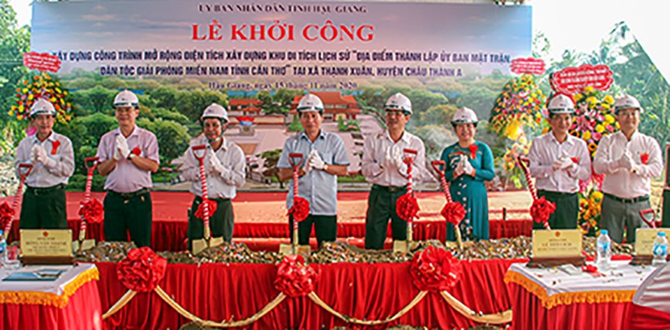 Ông Lê Tiến Châu (thứ 4 từ trái sang), Bí thư Tỉnh ủy, cùng lãnh đạo tỉnh, địa phương và các đơn vị liên quan thực hiện nghi thức tại lễ khởi công.
