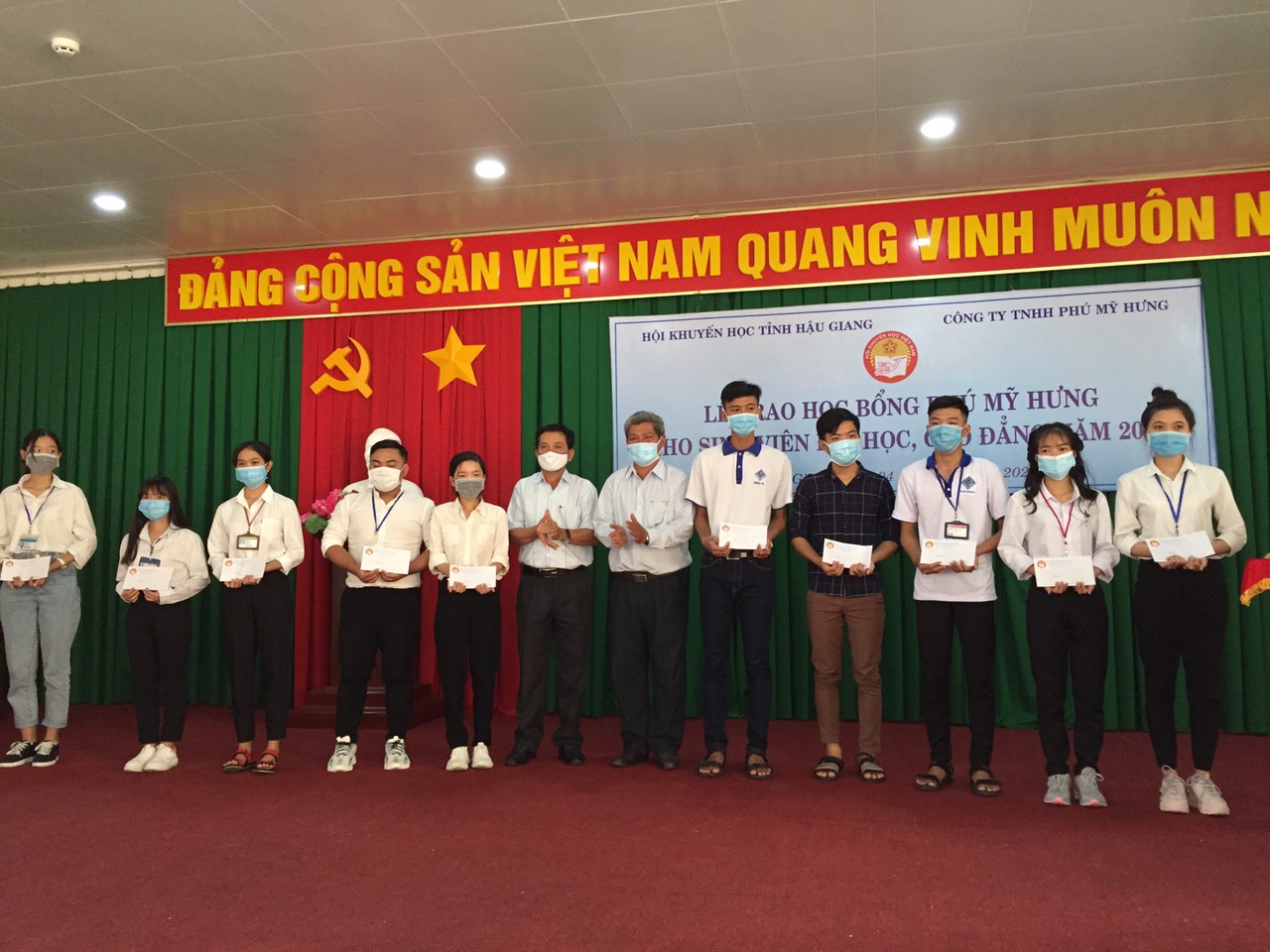 Mr. Nguyen Van Nhan - Chairman of Hau Giang Province the Union of Friendship Organizations grant scholarships for poor students