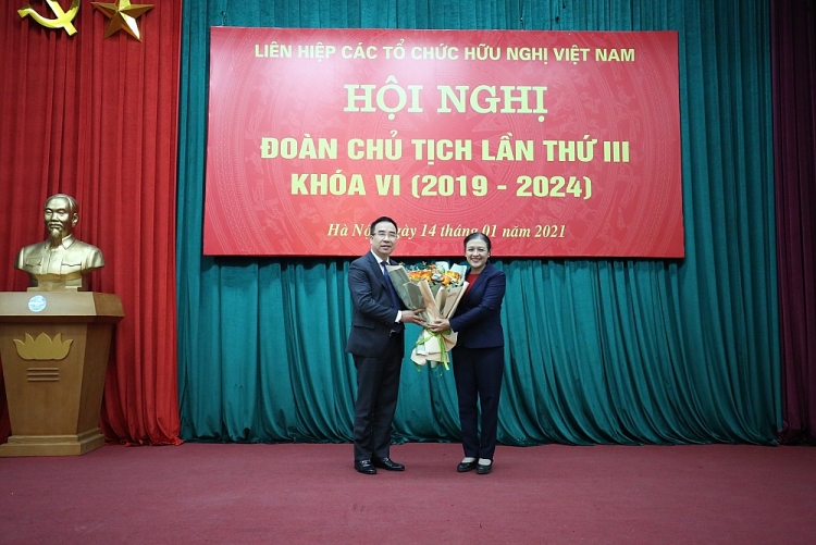 Chủ tịch VUFO Nguyễn Phương Nga tặng hoa chúc mừng ông Nguyễn Văn Doanh. (Ảnh: TV)