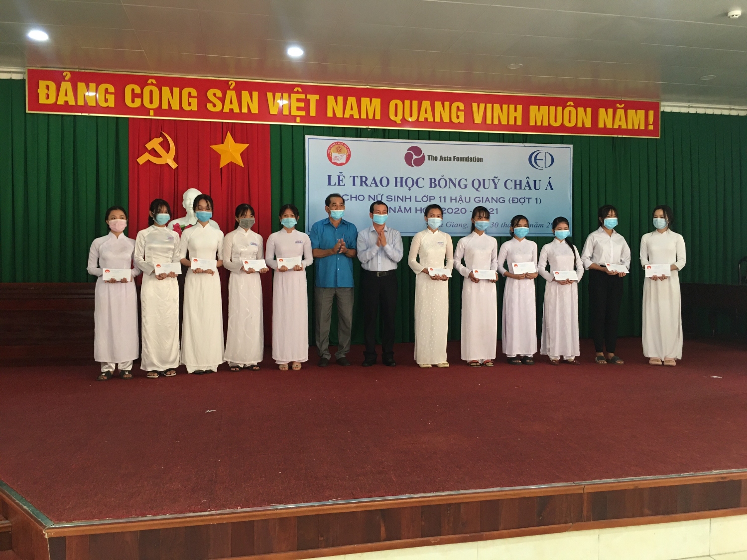 Ông Phạm Văn Ngây - Phó Chủ tịch Liên hiệp các tổ chức hữu nghị tỉnh (sơ mi trắng) trao học bổng cho các nữ sinh.