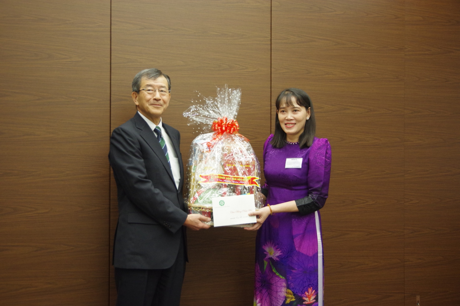Ms. Ho Thu Anh - Vice Chairman of the Provincial People's Committee greets and wished Lunar New Year for Consulate General of Japan in Ho Chi Minh City.