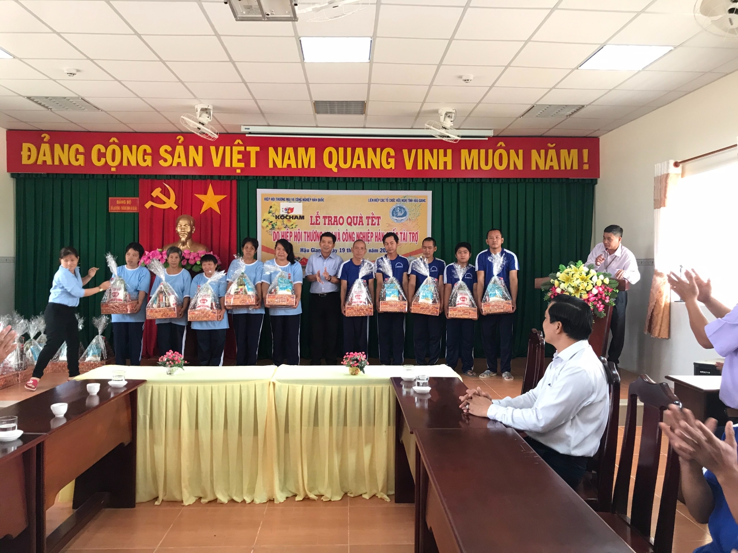 Ông Nguyễn Văn Nhân - Chủ tịch Liên hiệp Hậu Giang tặng quà cho các đối tượng bảo trợ xã hội trên địa bàn tỉnh.