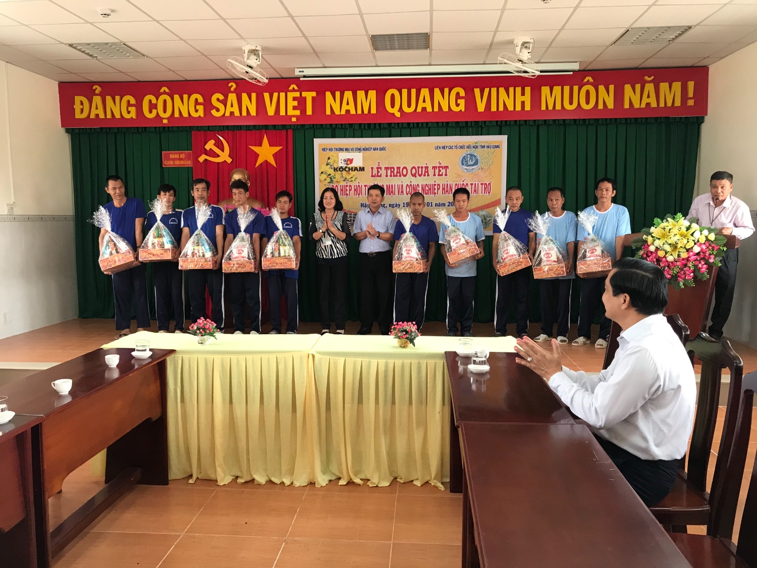 Leaders of the Union of friendship organization in Hau Giang province give present for individual belonging to social protection