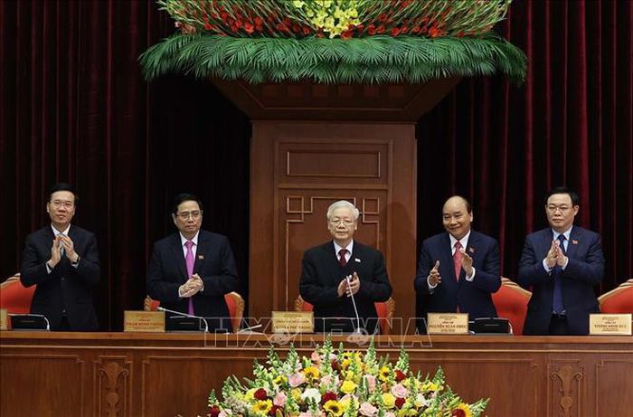 Tổng Bí thư, Chủ tịch nước Nguyễn Phú Trọng với Đoàn Chủ tịch Hội nghị lần thứ nhất Ban Chấp hành Trung ương Đảng khóa XIII. Ảnh: TTXVN