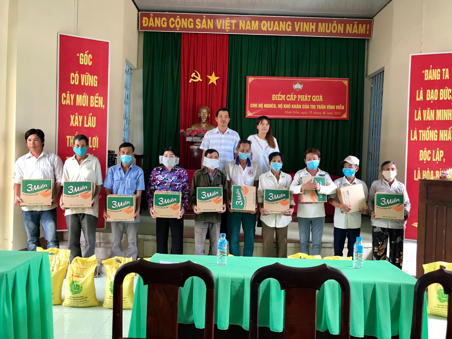 Ms. Tran Thi Hong Xet - Taiwanese overseas Vietnamese gave Tet gifts to poor and disadvantaged households
