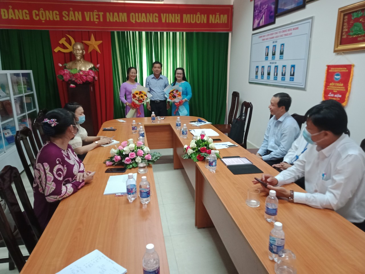 Lãnh đạo Liên hiệp tặng hoa cho bà Nguyễn Thị Tuyết Loan và bà Nguyễn Thị Thùy LInh